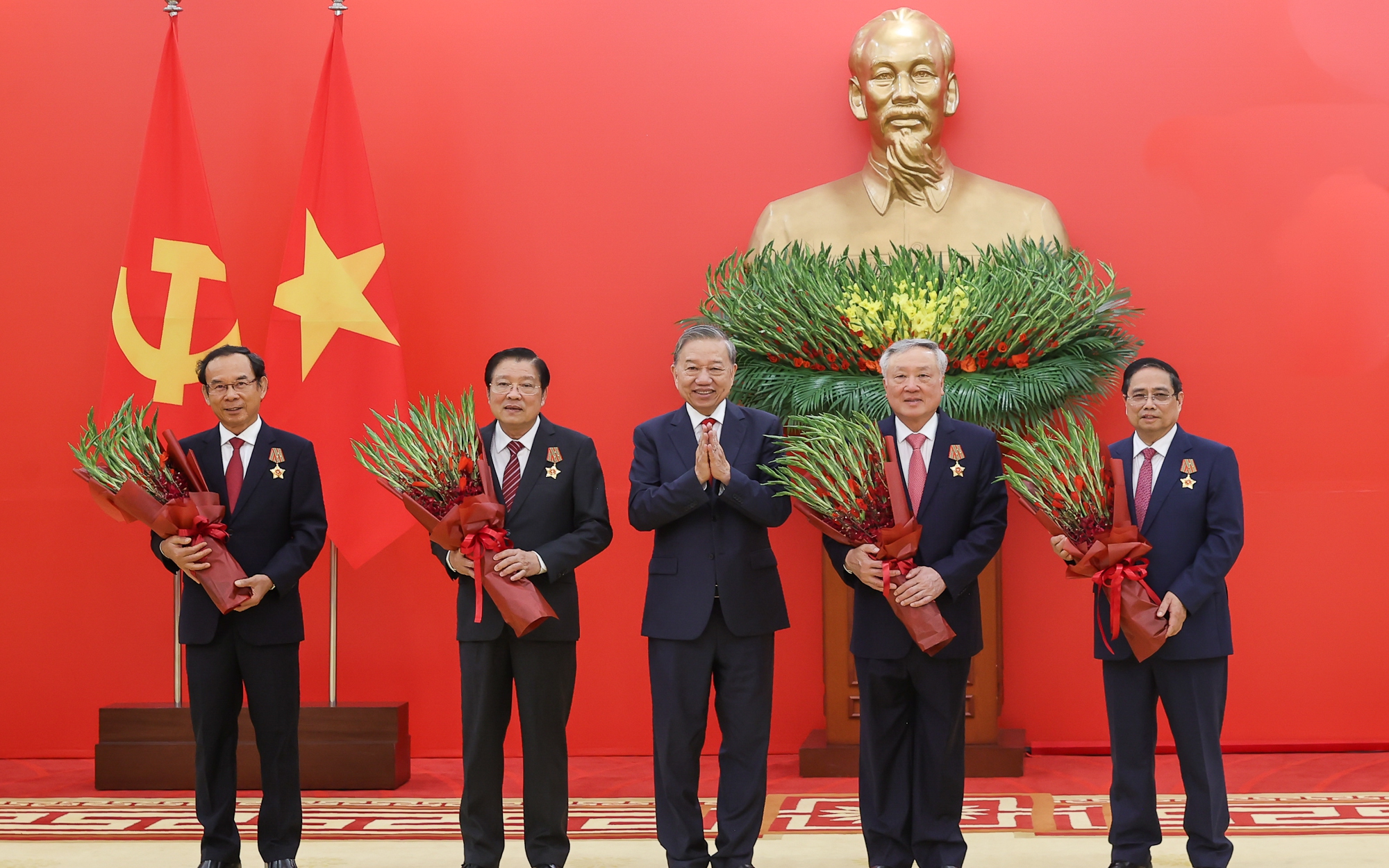 Tổng Bí thư Tô Lâm trao Huân chương Quân công hạng nhất và Huy hiệu Đảng tặng các đồng chí lãnh đạo, nguyên lãnh đạo