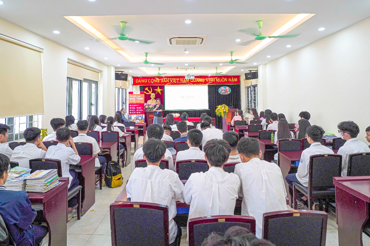 Đẩy mạnh xã hội hóa: Động lực đưa tiếng Anh trở thành ngôn ngữ thứ hai trong trường học- Ảnh 1. Đẩy mạnh xã hội hóa: Động lực đưa tiếng Anh trở thành ngôn ngữ thứ hai trong trường học- Ảnh 1.