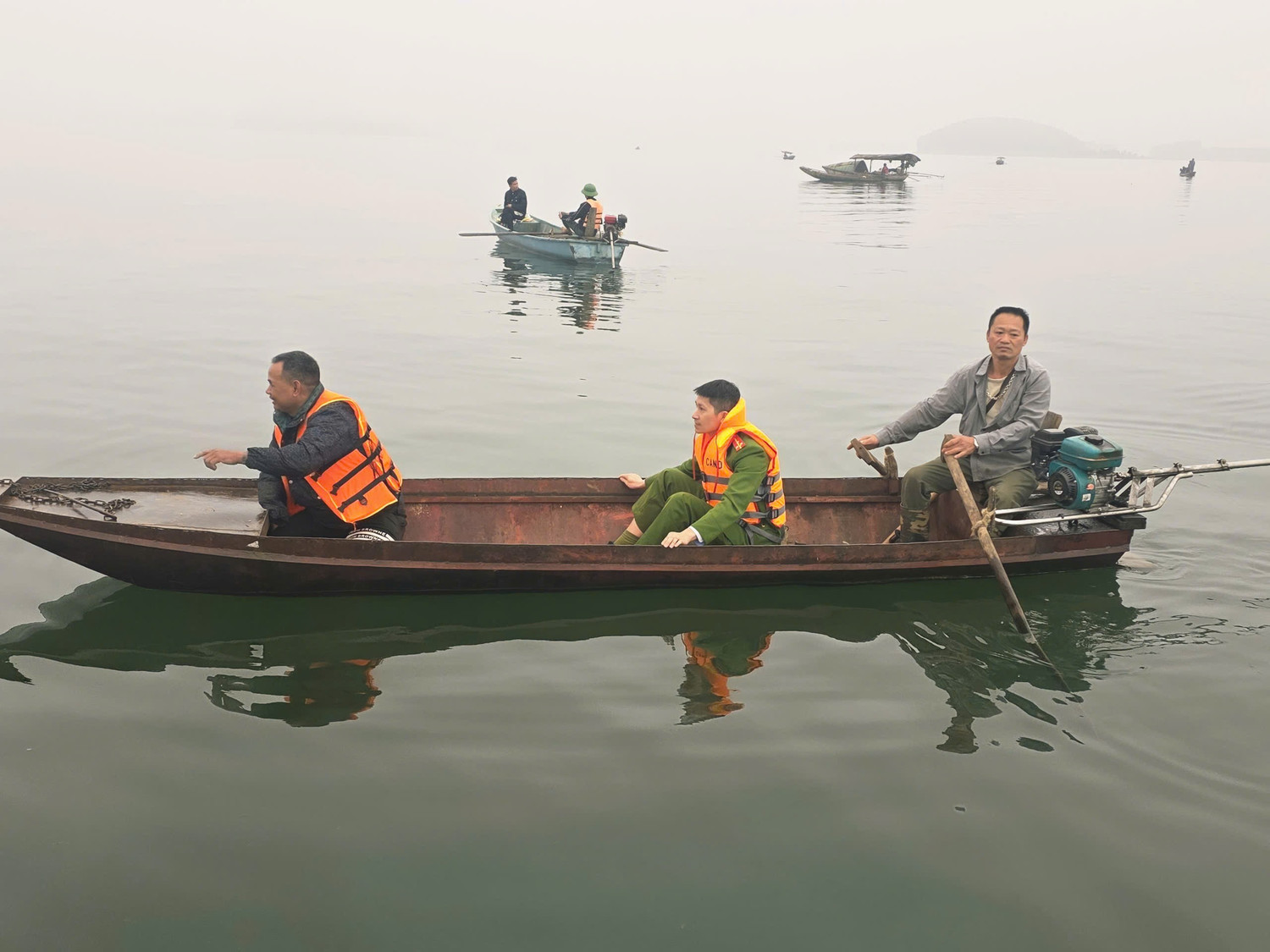 Tặng Huân chương Dũng cảm cho người cứu 6 nạn nhân vụ tai nạn trên hồ Thác Bà- Ảnh 1.