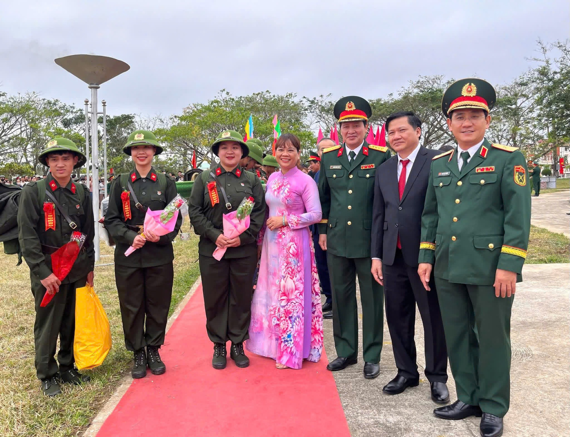 Rộn ràng ngày hội tòng quân trên địa bàn miền Trung – Tây Nguyên- Ảnh 4.