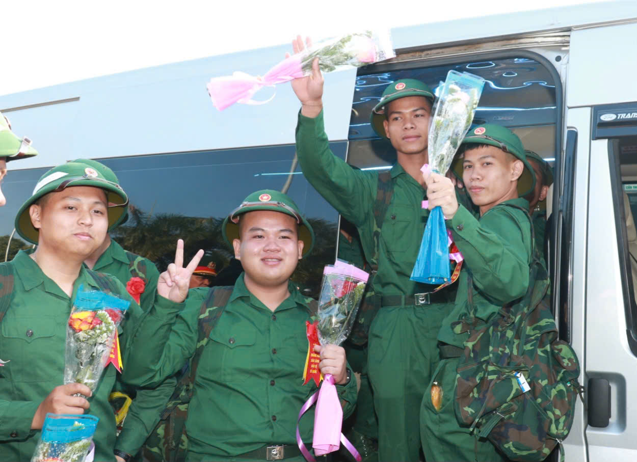 Rộn ràng ngày hội tòng quân trên địa bàn miền Trung – Tây Nguyên- Ảnh 5.