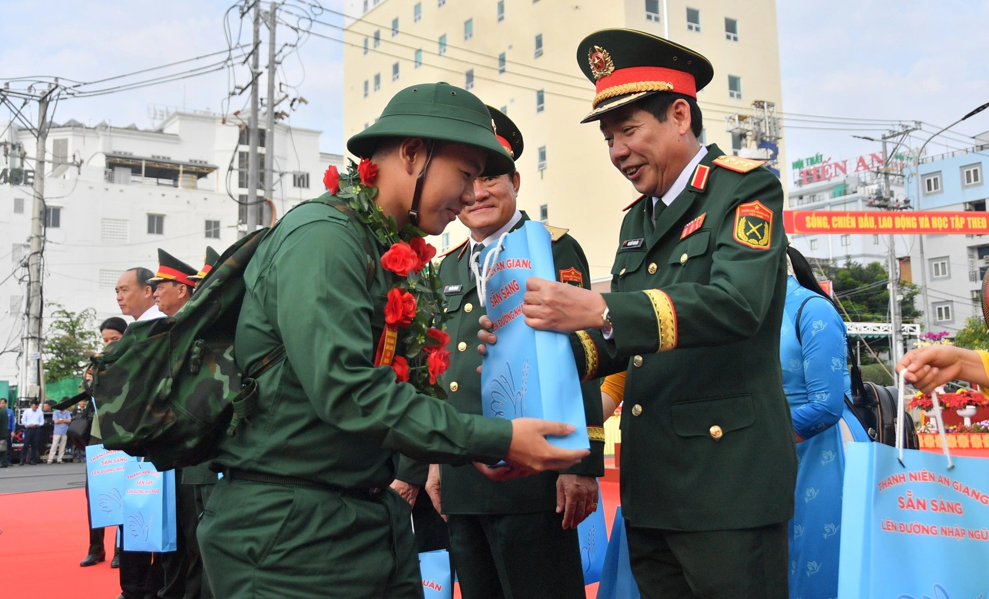 Nô nức 'ngày hội tòng quân' tại các tỉnh Đồng bằng sông Cửu Long- Ảnh 4.