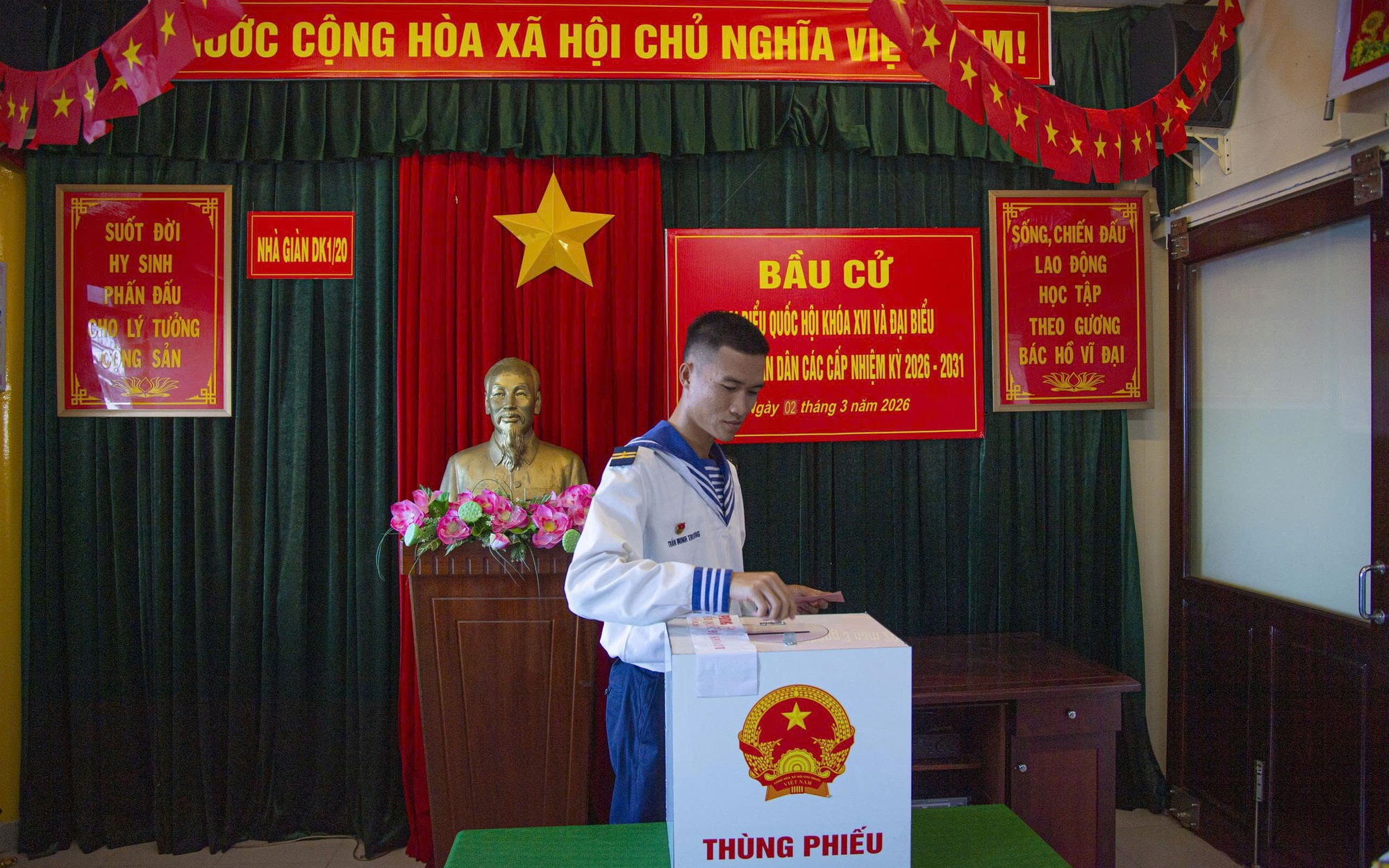 Thực hiện quyền cử tri nơi thềm lục địa phía nam của Tổ quốc