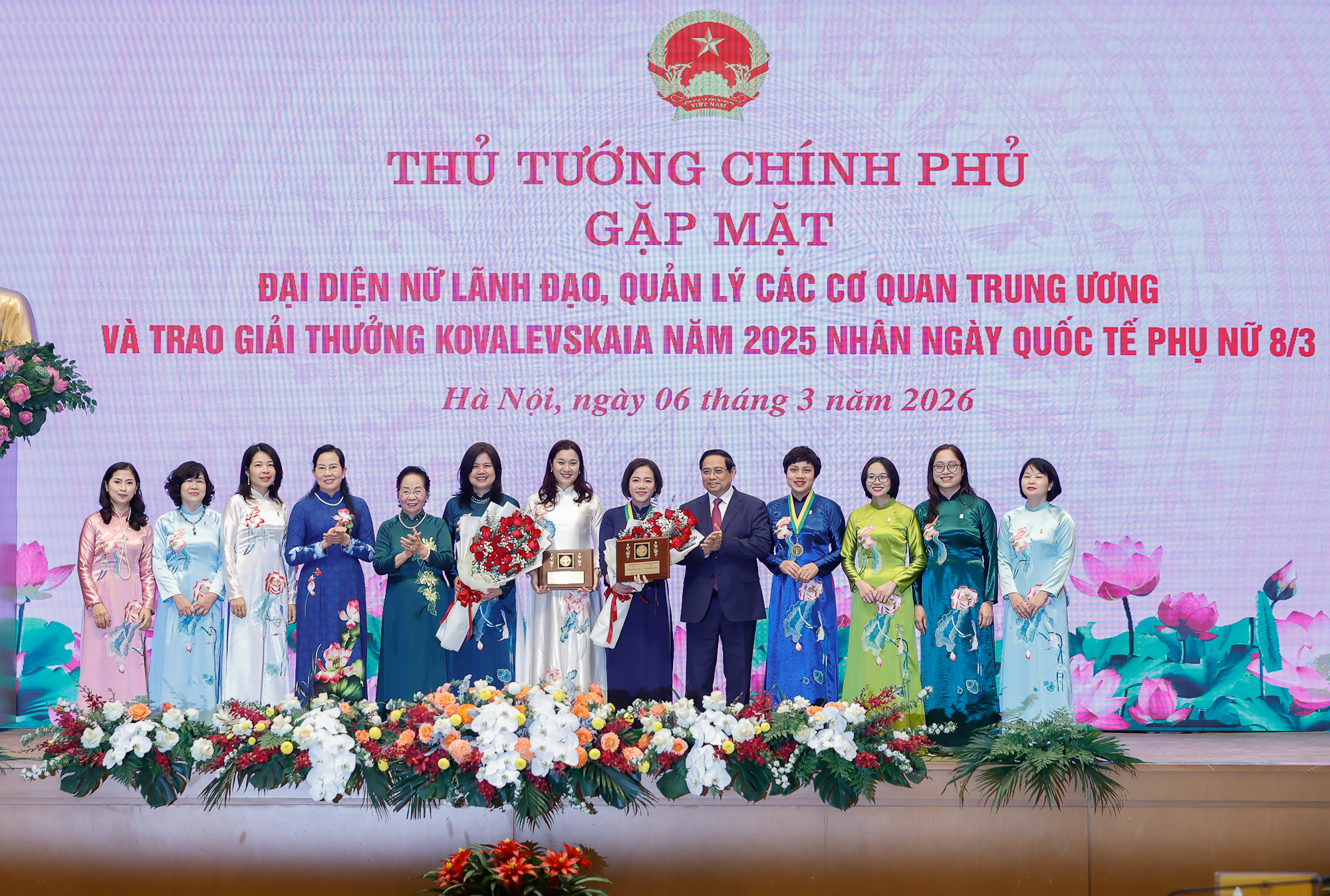 Thủ tướng: Phụ nữ Việt Nam vượt qua chính mình, trở thành lực lượng nòng cốt, nhân tố kiến tạo tiến trình đổi mới và phát triển- Ảnh 5.