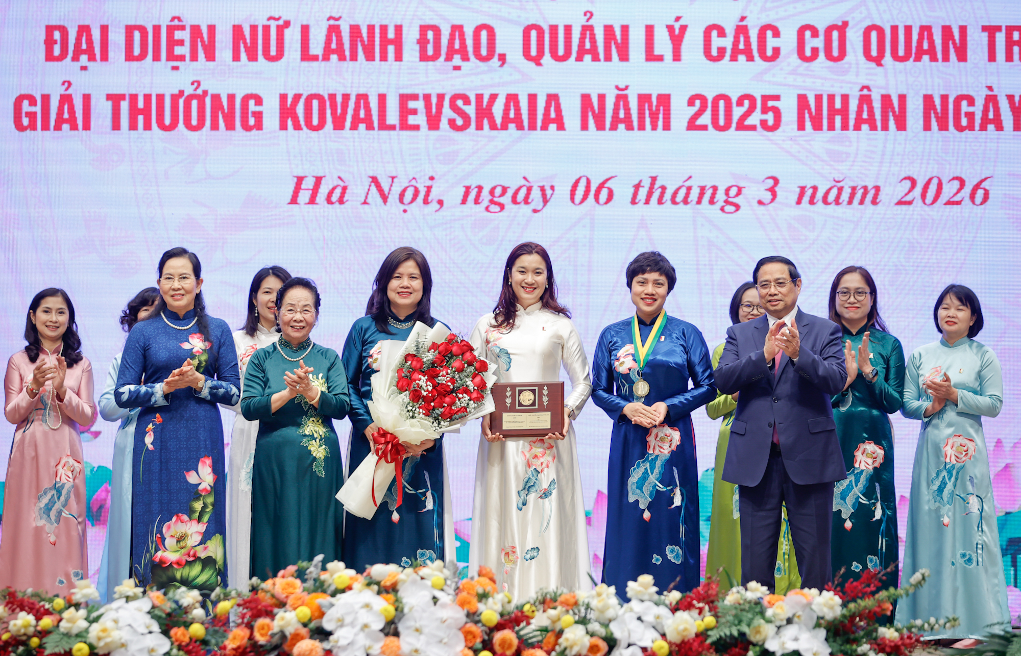 Thủ tướng: Phụ nữ Việt Nam vượt qua chính mình, trở thành lực lượng nòng cốt, nhân tố kiến tạo tiến trình đổi mới và phát triển- Ảnh 4.