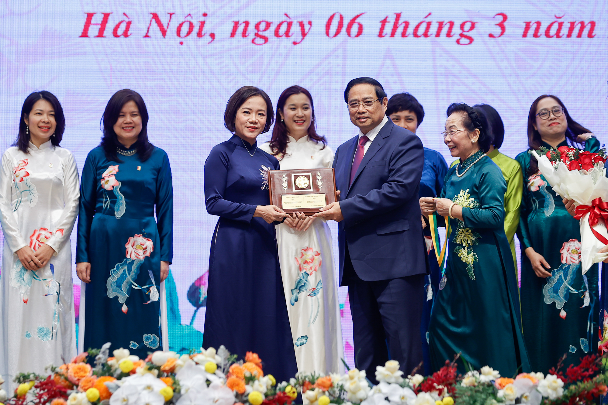 Thủ tướng: Phụ nữ Việt Nam vượt qua chính mình, trở thành lực lượng nòng cốt, nhân tố kiến tạo tiến trình đổi mới và phát triển- Ảnh 3.