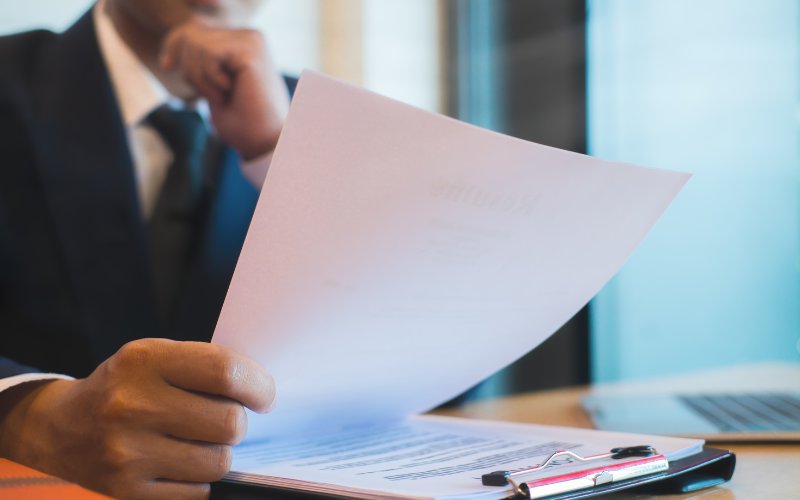 Có đóng BHXH cho công nhân thời gian tạm ngừng việc do hết nguyên liệu?