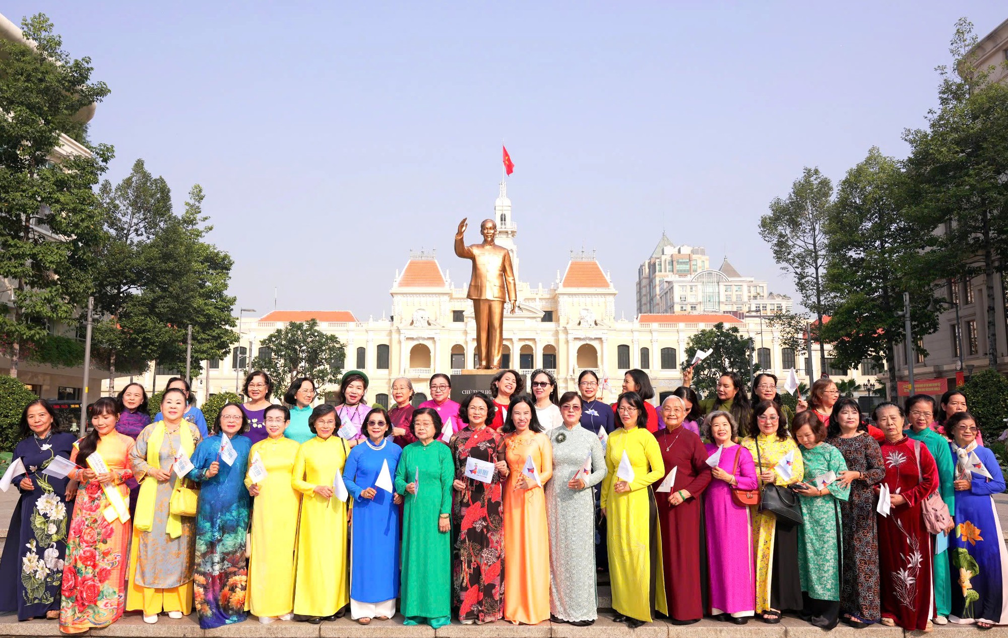 Hơn 58.000 phụ nữ đồng diễn áo dài tại TPHCM- Ảnh 1.