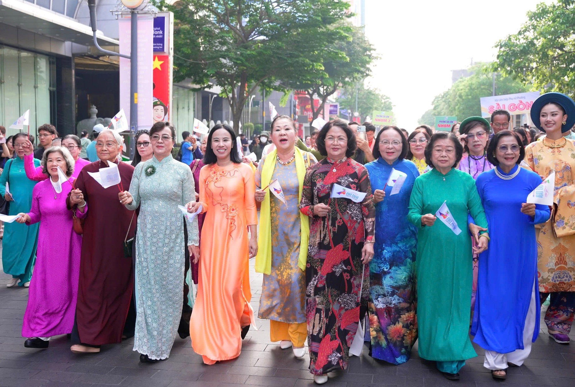 Hơn 58.000 phụ nữ đồng diễn áo dài tại TPHCM- Ảnh 4.