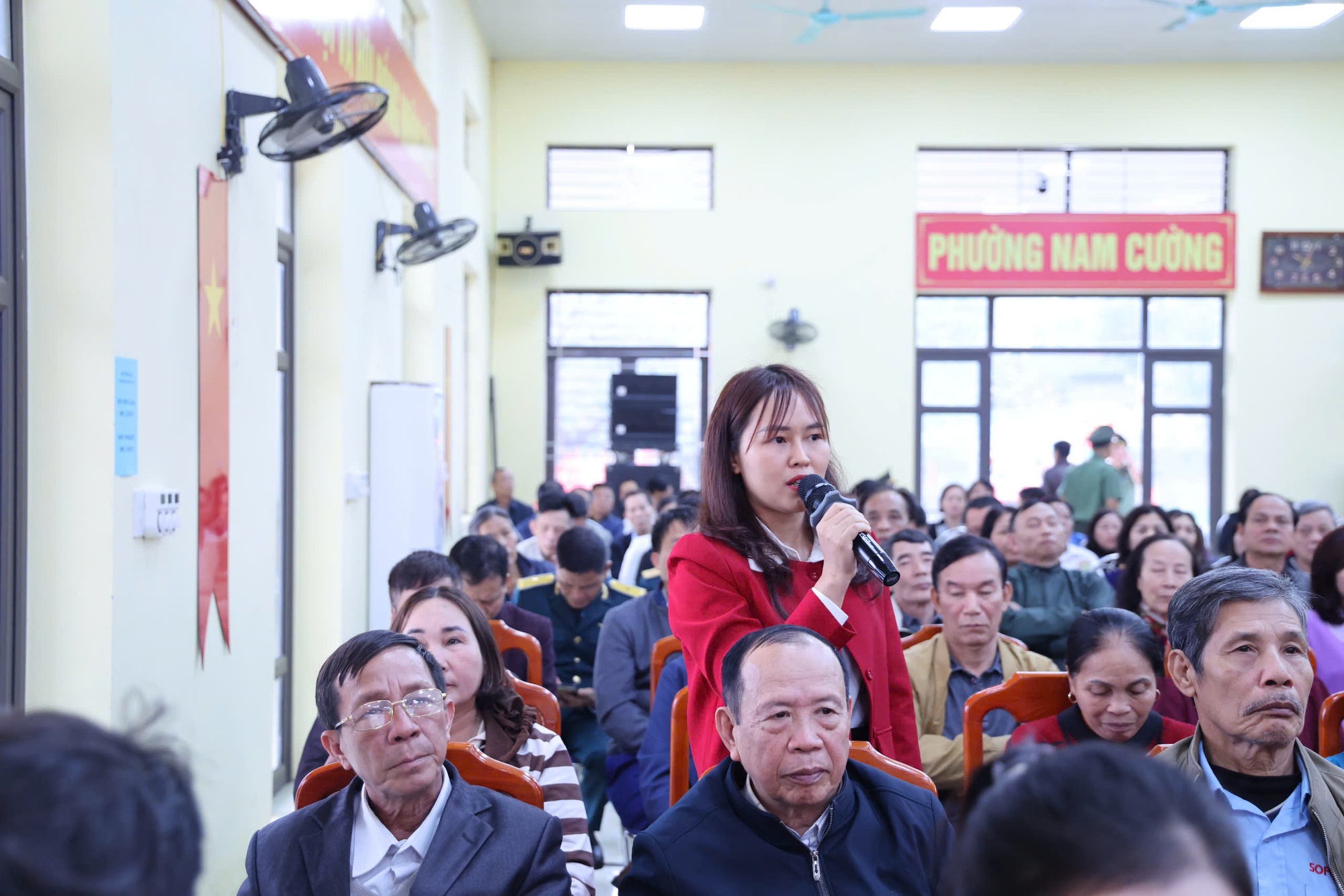 Phó Thủ tướng Phạm Thị Thanh Trà thông tin tới cử tri về lộ trình cải cách tiền lương, cắt giảm thủ tục hành chính- Ảnh 4. Phó Thủ tướng Phạm Thị Thanh Trà thông tin tới cử tri về lộ trình cải cách tiền lương, cắt giảm thủ tục hành chính- Ảnh 4.