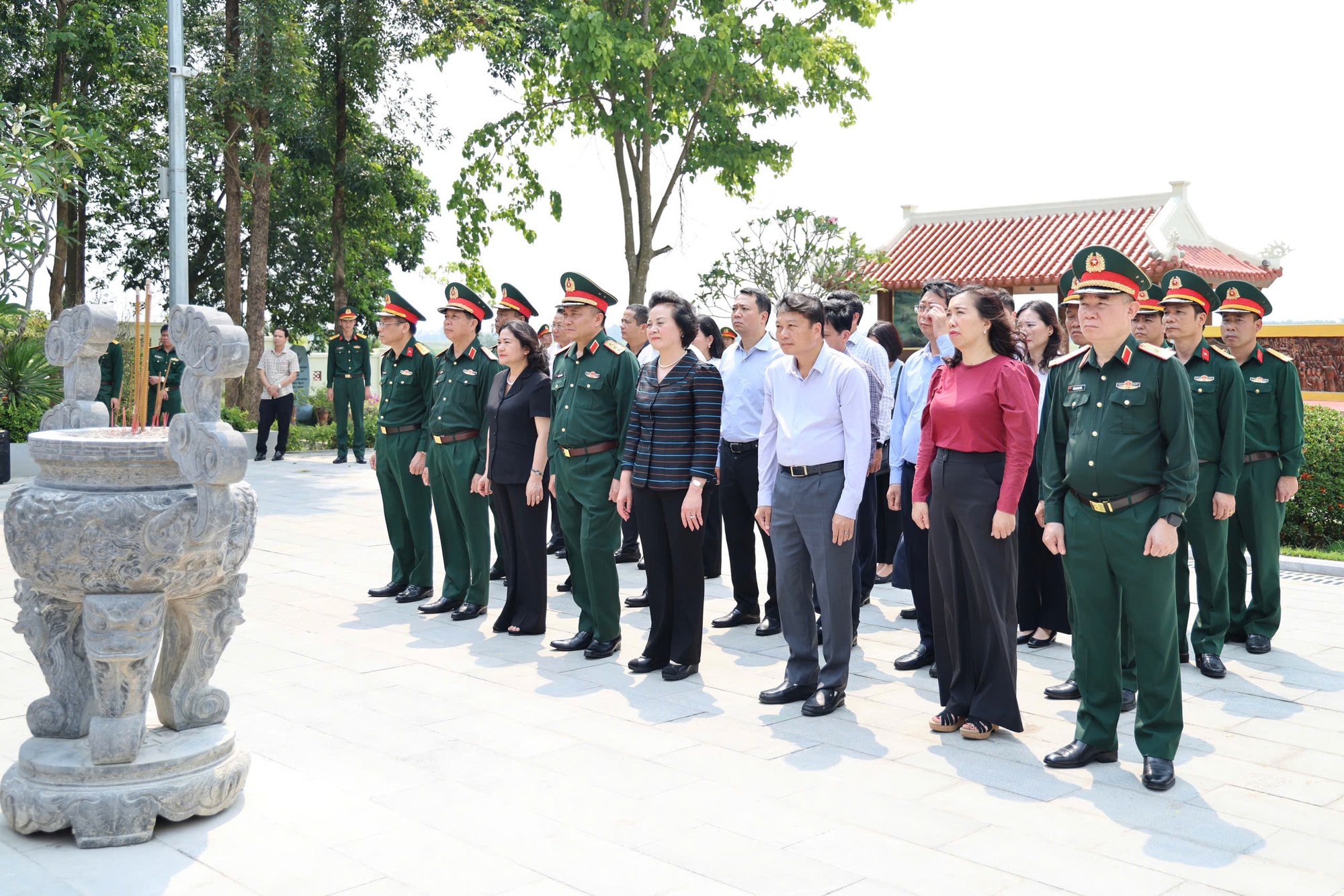 Phó Thủ tướng Phạm Thị Thanh Trà dâng hương tri ân các Anh hùng liệt sĩ tại Quảng Trị- Ảnh 1.