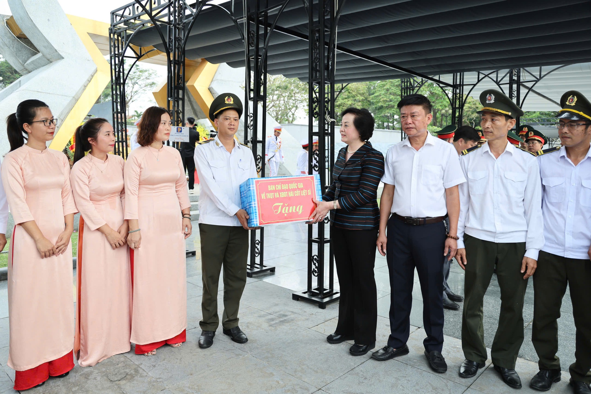 Phó Thủ tướng Phạm Thị Thanh Trà dâng hương tri ân các Anh hùng liệt sĩ tại Quảng Trị- Ảnh 9.