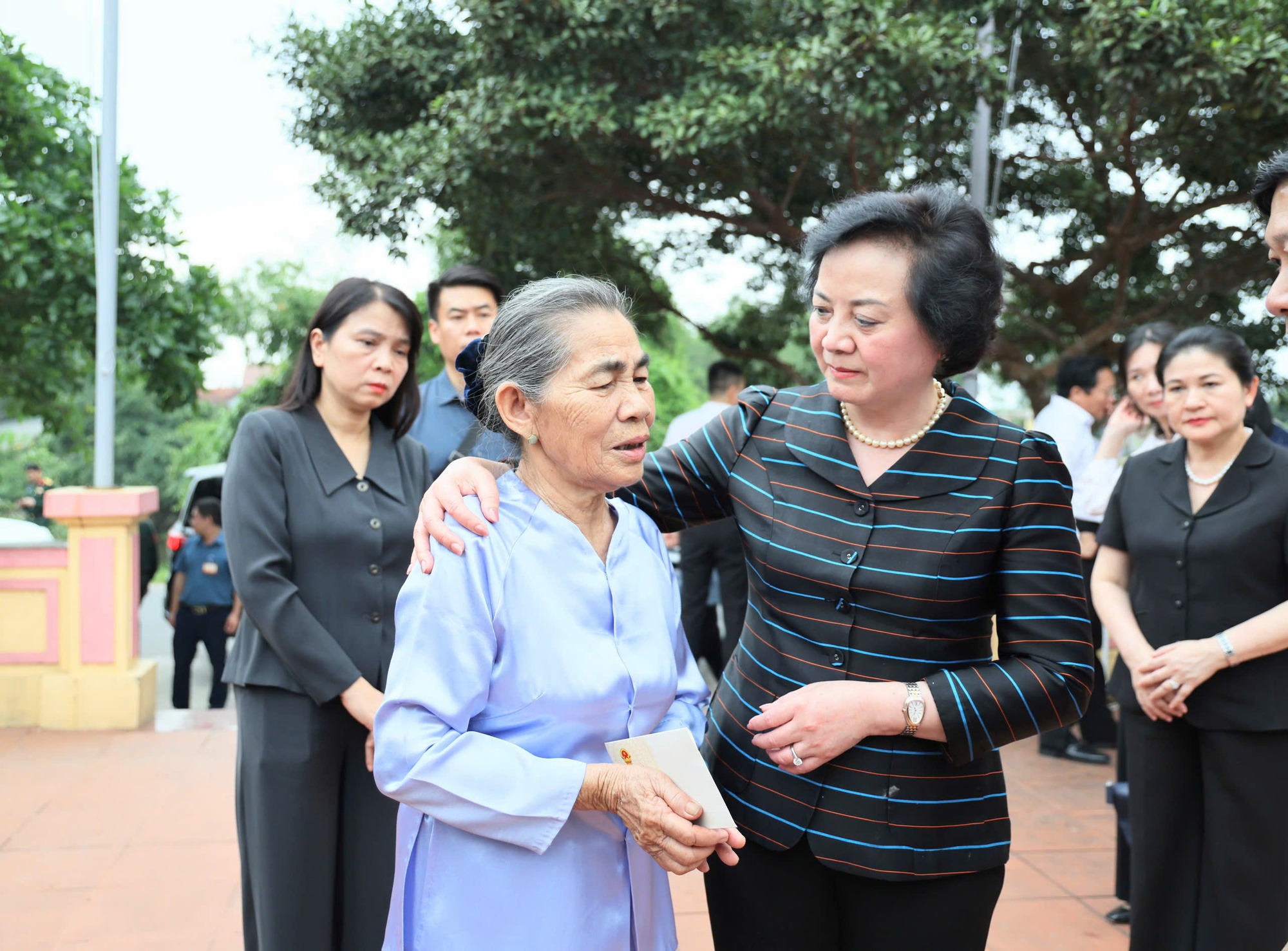 Phó Thủ tướng Phạm Thị Thanh Trà dâng hương tri ân các Anh hùng liệt sĩ tại Quảng Trị- Ảnh 11.