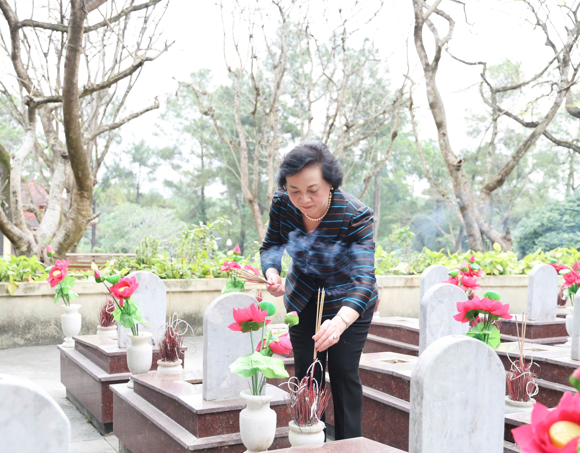 Phó Thủ tướng Phạm Thị Thanh Trà dâng hương tri ân các Anh hùng liệt sĩ tại Quảng Trị- Ảnh 6.