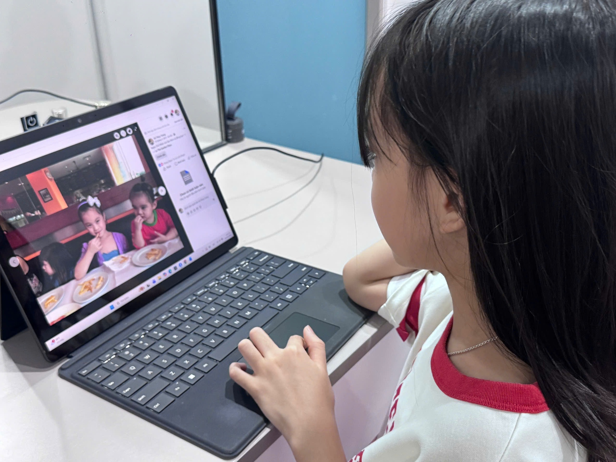 Bài 5: Để trẻ em bước vào 'thế giới số' một cách tự tin và an toàn- Ảnh 4. Bài 5: Để trẻ em bước vào 'thế giới số' một cách tự tin và an toàn- Ảnh 4.