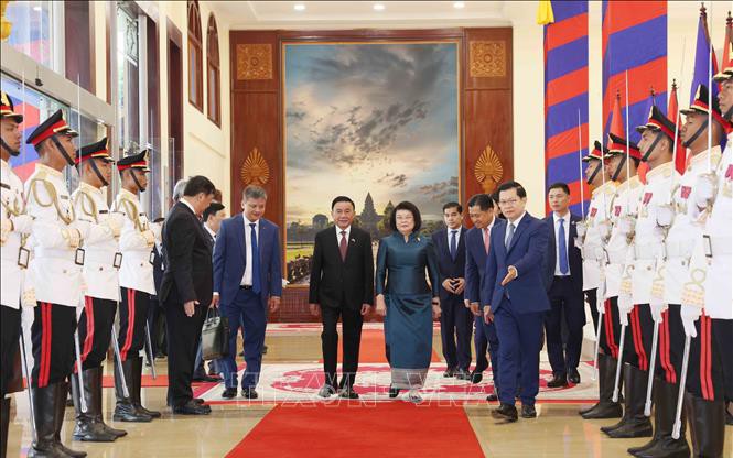 Lễ đón trọng thể Ủy viên Bộ Chính trị, Thường trực Ban Bí thư Trần Cẩm Tú thăm chính thức Vương quốc Campuchia
