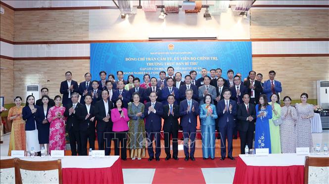 Thường trực Ban Bí thư Trần Cẩm Tú gặp gỡ cộng đồng người Việt Nam tại Campuchia