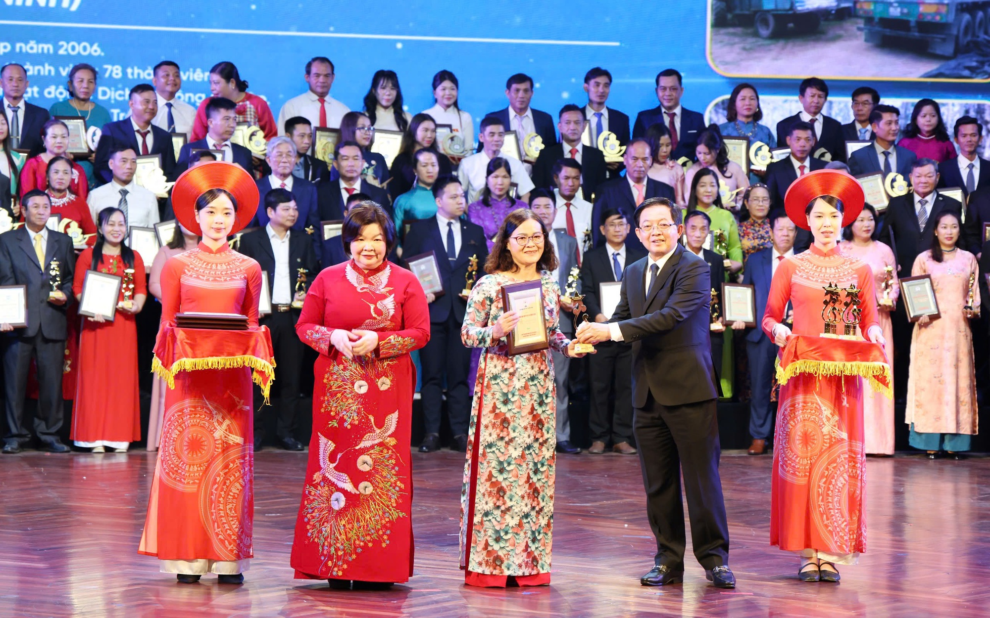 Phó Thủ tướng Hồ Quốc Dũng dự trao Giải Ngôi sao Hợp tác xã và Giải Mai An Tiêm năm 2026