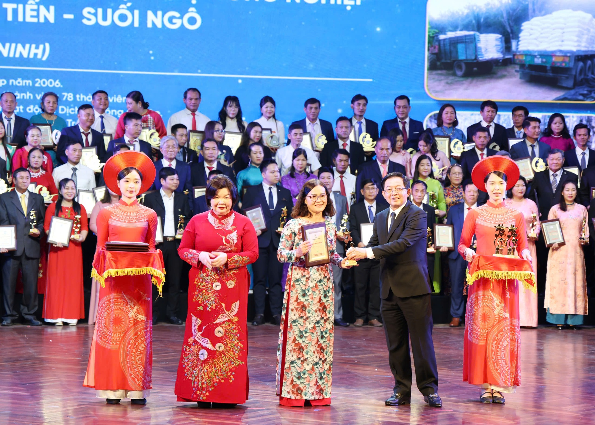 Phó Thủ tướng Hồ Quốc Dũng dự trao Giải Ngôi sao Hợp tác xã và Giải Mai An Tiêm năm 2026- Ảnh 4. Phó Thủ tướng Hồ Quốc Dũng dự trao Giải Ngôi sao Hợp tác xã và Giải Mai An Tiêm năm 2026- Ảnh 4.