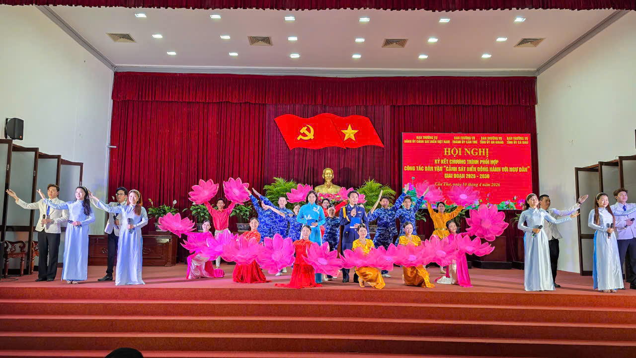 Đồng hành cùng ngư dân, củng cố 'thế trận lòng dân' trên biển Tây Nam- Ảnh 2. Đồng hành cùng ngư dân, củng cố 'thế trận lòng dân' trên biển Tây Nam- Ảnh 2.