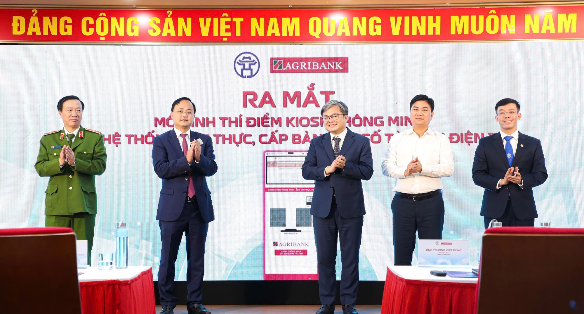 Lễ ra mắt Mô hình thí điểm Kiosk thông minh và Hệ thống xác thực, cấp bản sao số, tài liệu điện tử tại Trung tâm Phục vụ Hành chính công TP Hà Nội - Ảnh: VGP