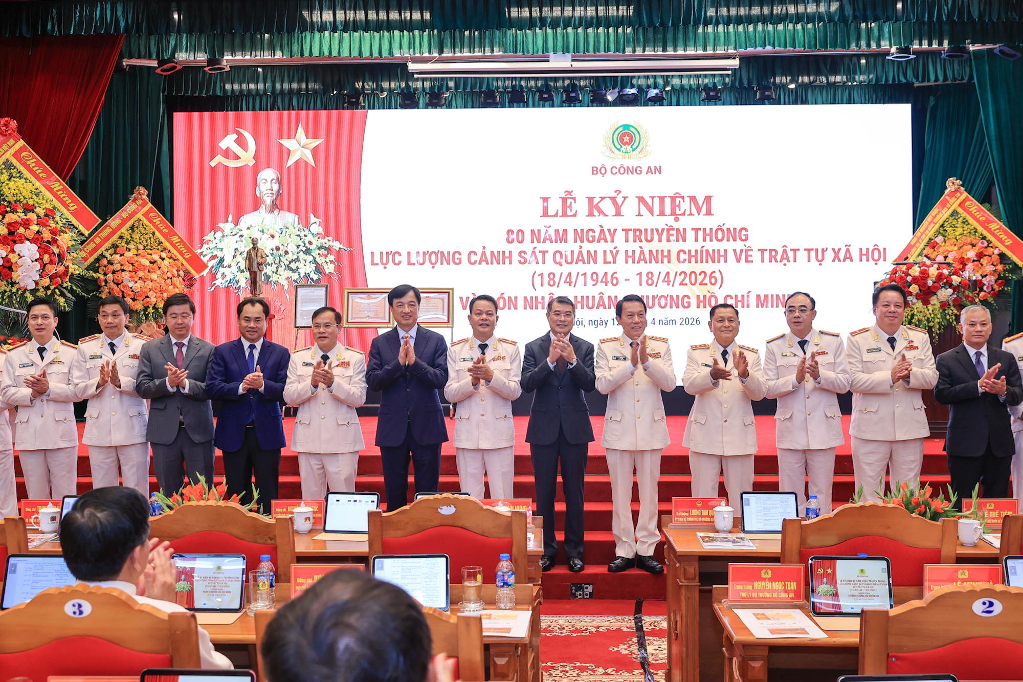 Thủ tướng: Chuyển đổi tư duy quản trị quốc gia hiện đại, lấy hiệu quả phục vụ làm thước đo cao nhất- Ảnh 7. Thủ tướng: Chuyển đổi tư duy quản trị quốc gia hiện đại, lấy hiệu quả phục vụ làm thước đo cao nhất- Ảnh 7.