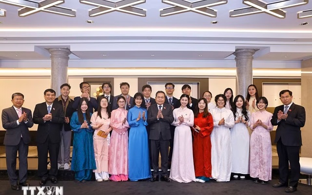 Chủ tịch Quốc hội gặp Hội sinh viên và lưu học sinh tiêu biểu của Việt Nam tại Italy