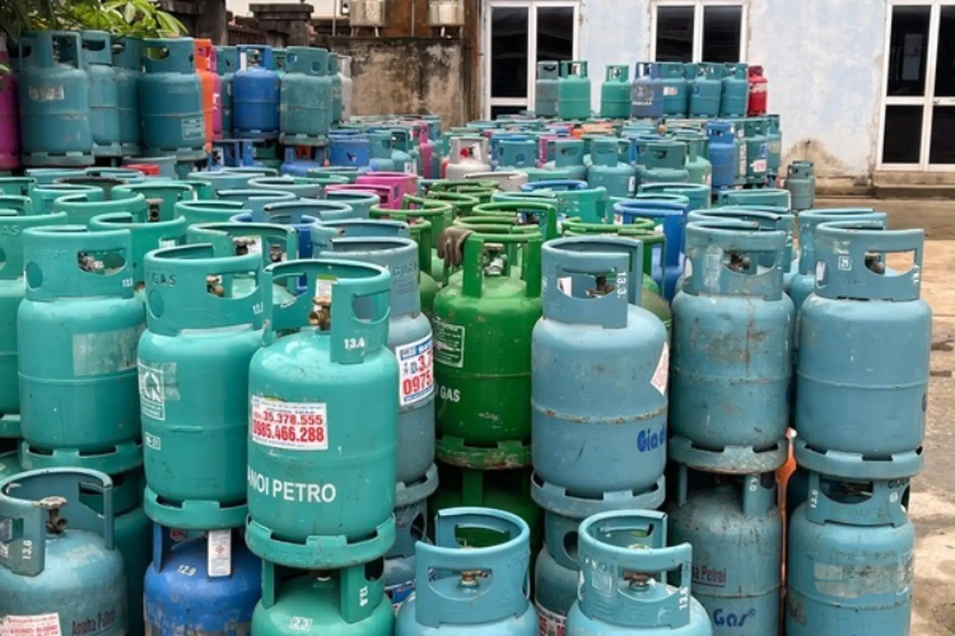 Các đại lý gas đồng loạt giảm giá- Ảnh 1. Các đại lý gas đồng loạt giảm giá- Ảnh 1.