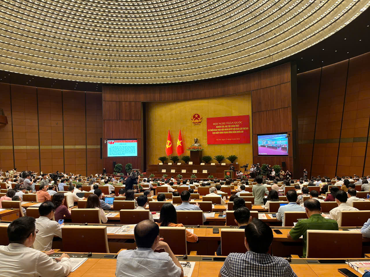 Gần 2,2 triệu đảng viên tham dự Hội nghị toàn quốc nghiên cứu, học tập và triển khai thực hiện Nghị quyết Trung ương 2- Ảnh 1. Gần 2,2 triệu đảng viên tham dự Hội nghị toàn quốc nghiên cứu, học tập và triển khai thực hiện Nghị quyết Trung ương 2- Ảnh 1.