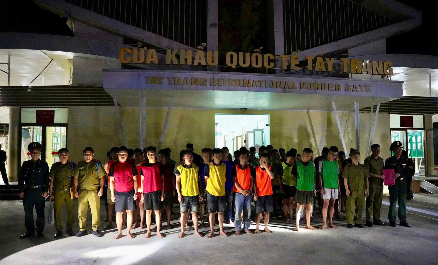 Triệt phá đường dây lừa đảo công nghệ cao xuyên quốc gia, bắt 55 đối tượng- Ảnh 1. Triệt phá đường dây lừa đảo công nghệ cao xuyên quốc gia, bắt 55 đối tượng- Ảnh 1.