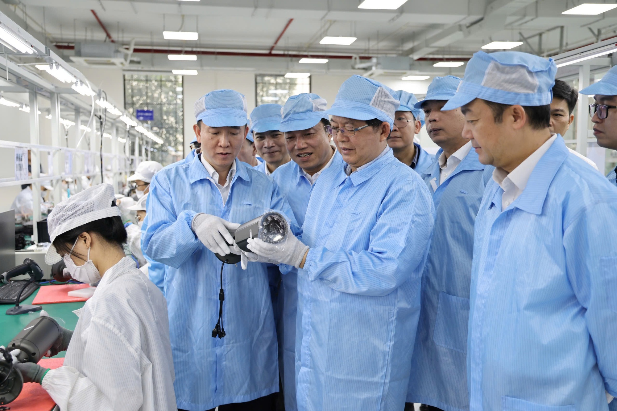 Phó Thủ tướng Hồ Quốc Dũng: Hoàn thiện thể chế, xây dựng 'đầu tàu' công nghệ để làm chủ camera AI- Ảnh 1.