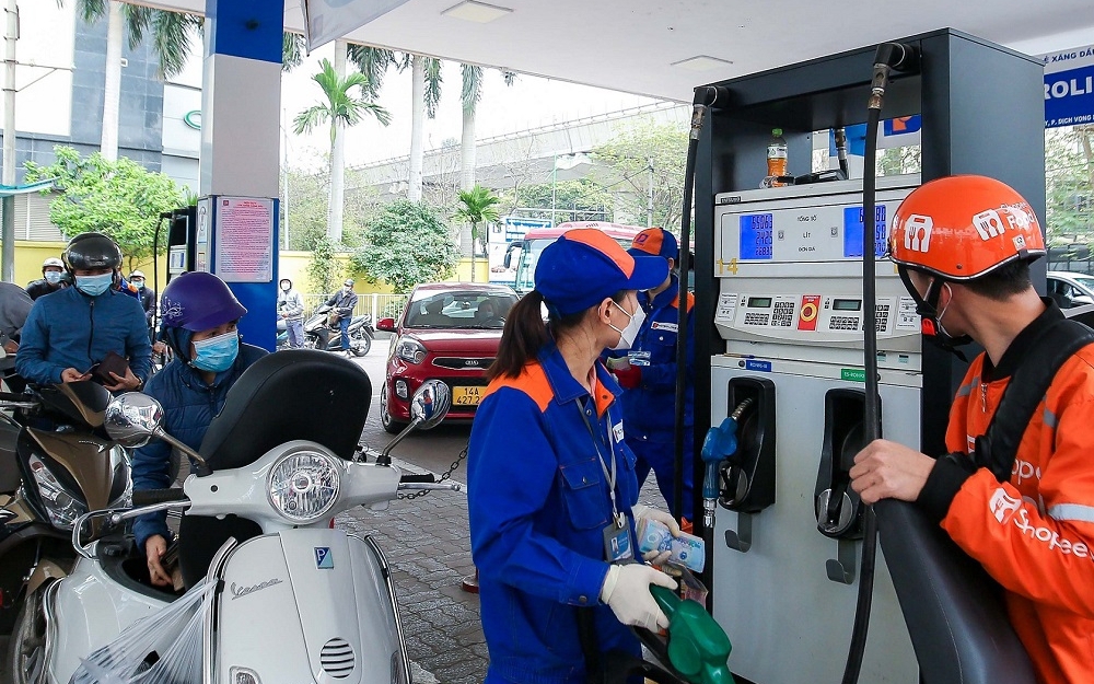 Giá dầu diesel giảm gần 2.000 đồng/lít