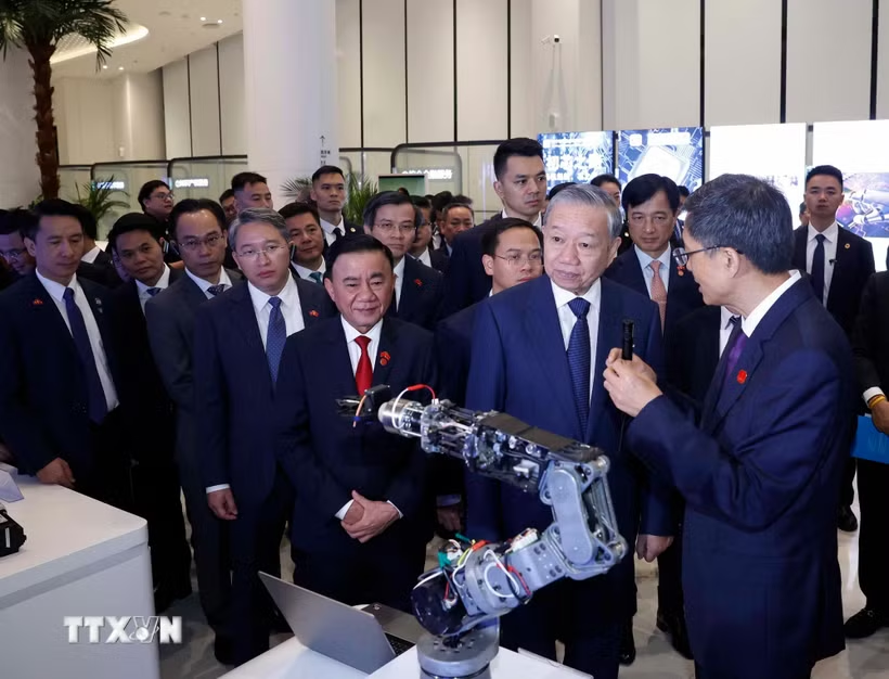 Tổng Bí thư, Chủ tịch nước Tô Lâm tham quan Trung tâm trí tuệ nhân tạo Trung Quốc-ASEAN- Ảnh 2.