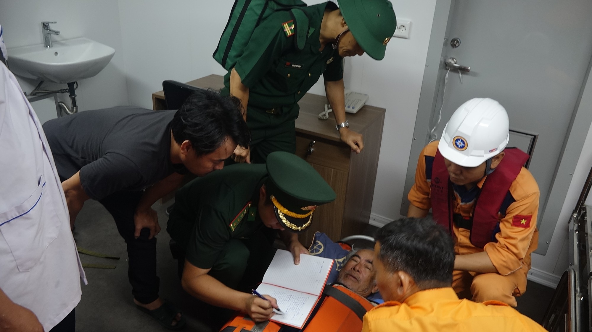 Cứu kịp thời ngư dân bị đột quỵ ở vùng biển Đặc khu Hoàng Sa- Ảnh 2.