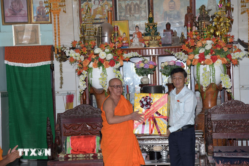 Chủ tịch Hội đồng Dân tộc Quốc hội thăm, chúc mừng đồng bào Khơ me nhân Tết Chôl Chnăm Thmây- Ảnh 1.