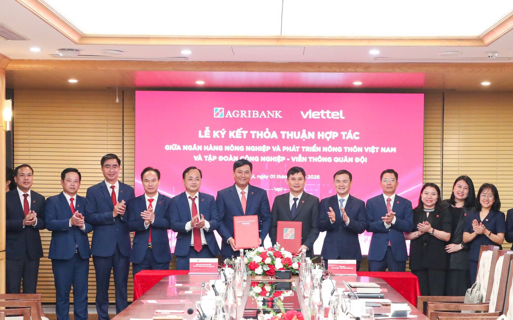Agribank bắt tay Viettel, tăng tốc phủ dịch vụ số tới tận nông thôn