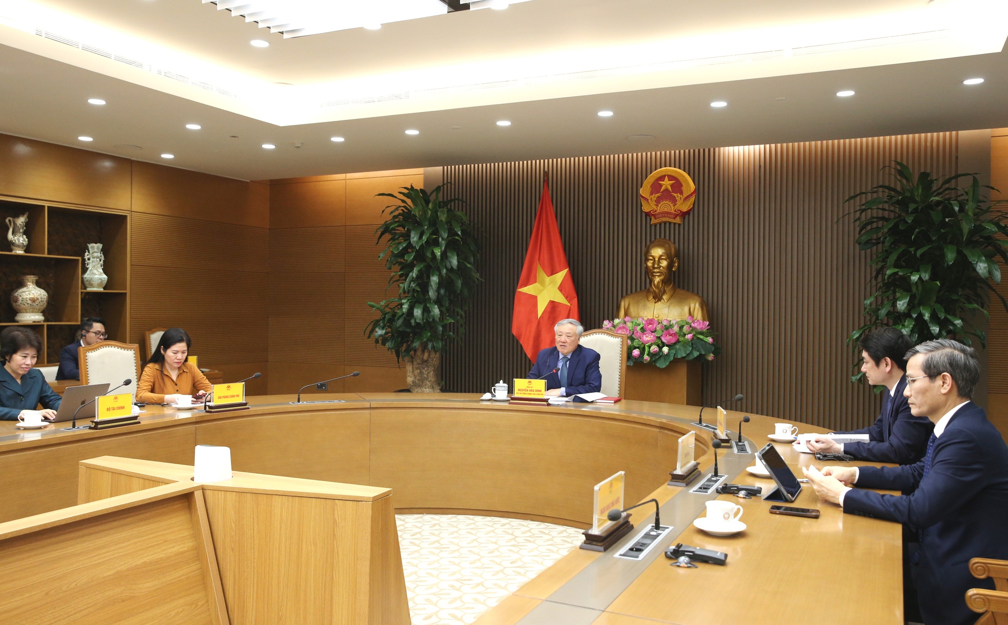 Phó Thủ tướng Thường trực Nguyễn Hòa Bình điện đàm với nguyên Phó Thủ tướng Singapore Vương Thụy Kiệt- Ảnh 3.