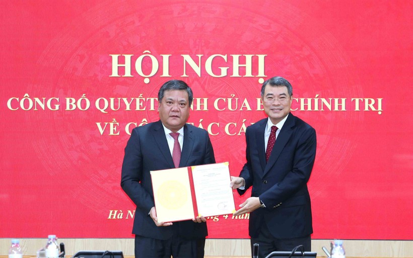 Đồng chí Lê Minh Hưng trao Quyết định của Bộ Chính trị chuẩn y đồng chí Trần Phong giữ chức Bí thư Tỉnh uỷ Khánh Hoà