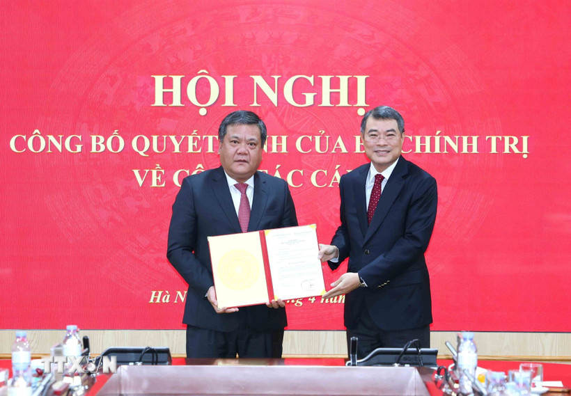 Đồng chí Lê Minh Hưng trao Quyết định của Bộ Chính trị chuẩn y đồng chí Trần Phong giữ chức Bí thư Tỉnh uỷ Khánh Hoà- Ảnh 1.