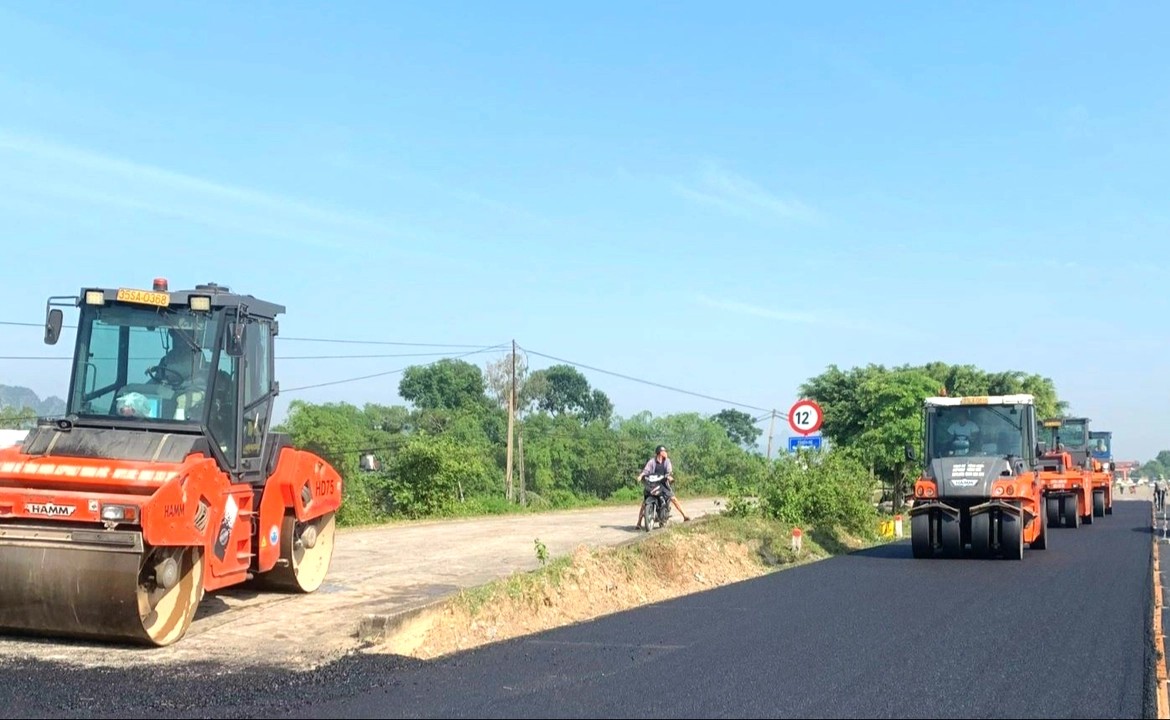 Nguy cơ không kịp bảo trì đường bộ trước mùa mưa - Ảnh 1.