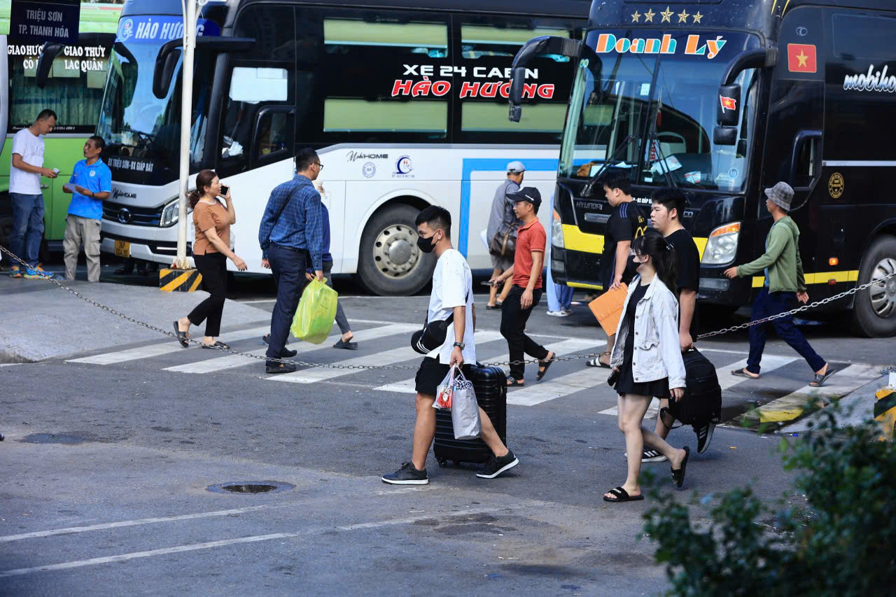 Nghiêm cấm tăng giá vé tàu xe bất hợp lý dịp 30/4-1/5- Ảnh 1.