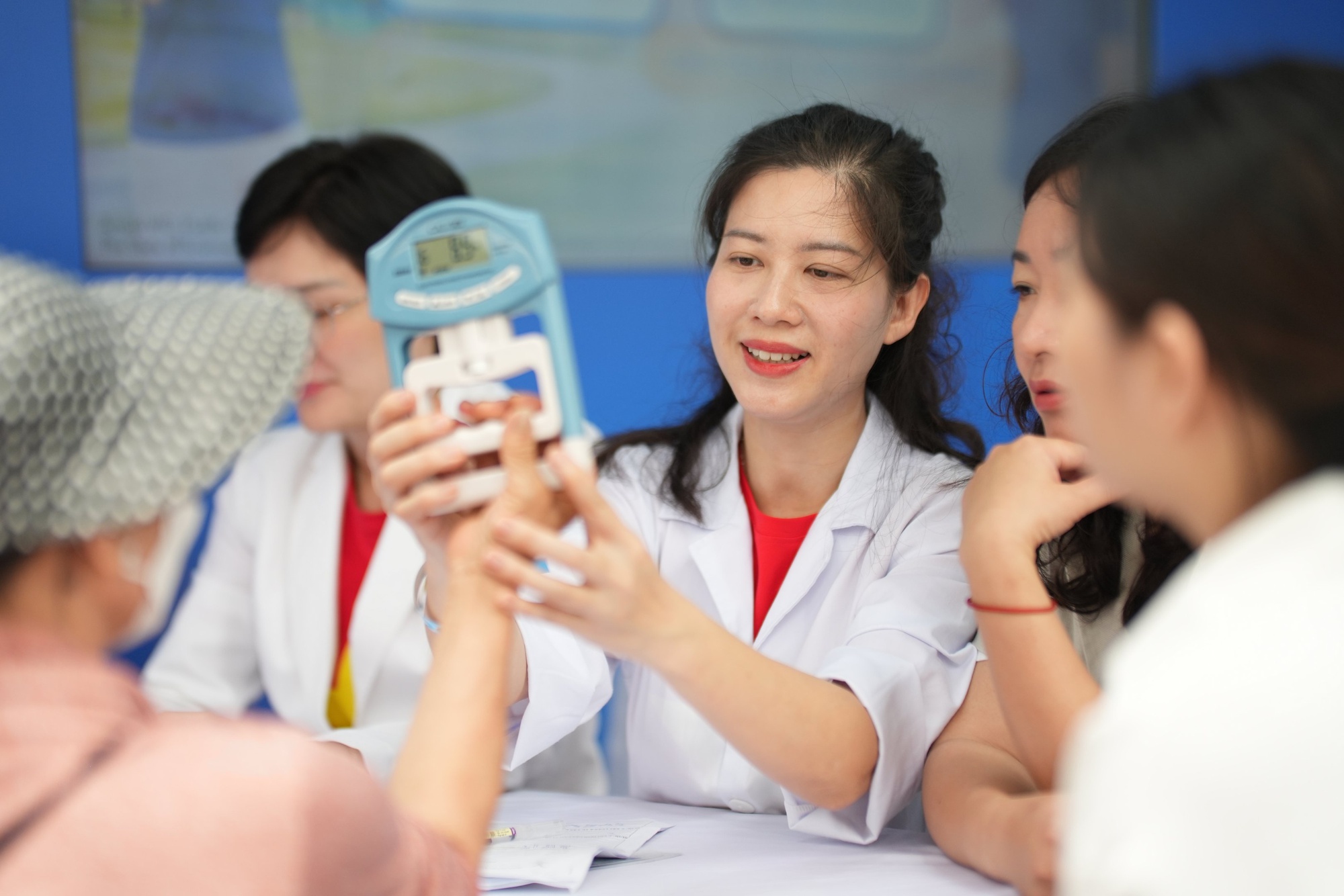 Abbott đồng hành nâng cao sức khỏe người cao tuổi qua phòng bệnh sớm- Ảnh 1.