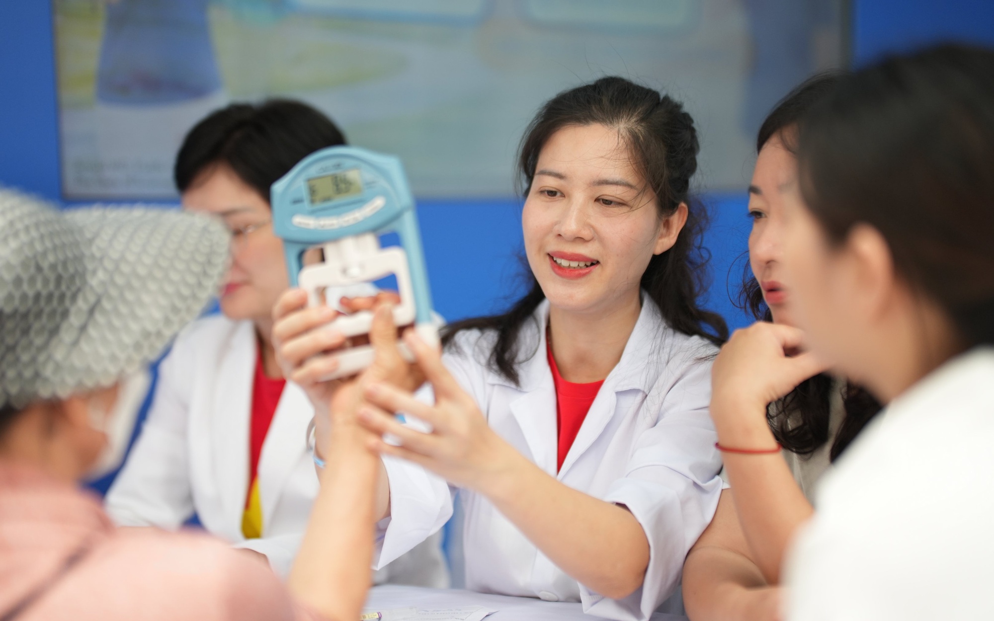 Abbott đồng hành nâng cao sức khỏe người cao tuổi qua phòng bệnh sớm