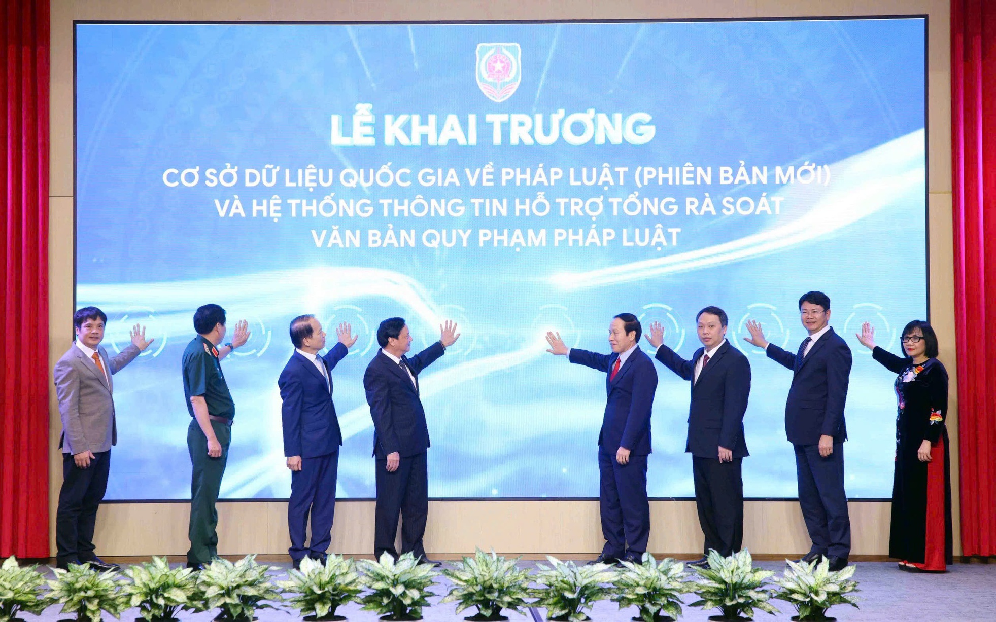 Phó Thủ tướng Lê Tiến Châu bấm nút Khai trương Cơ sở dữ liệu quốc gia về pháp luật (phiên bản mới)