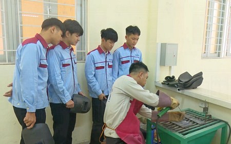 Học đồng thời giáo dục thường xuyên và trung cấp nghề có được miễn học phí?