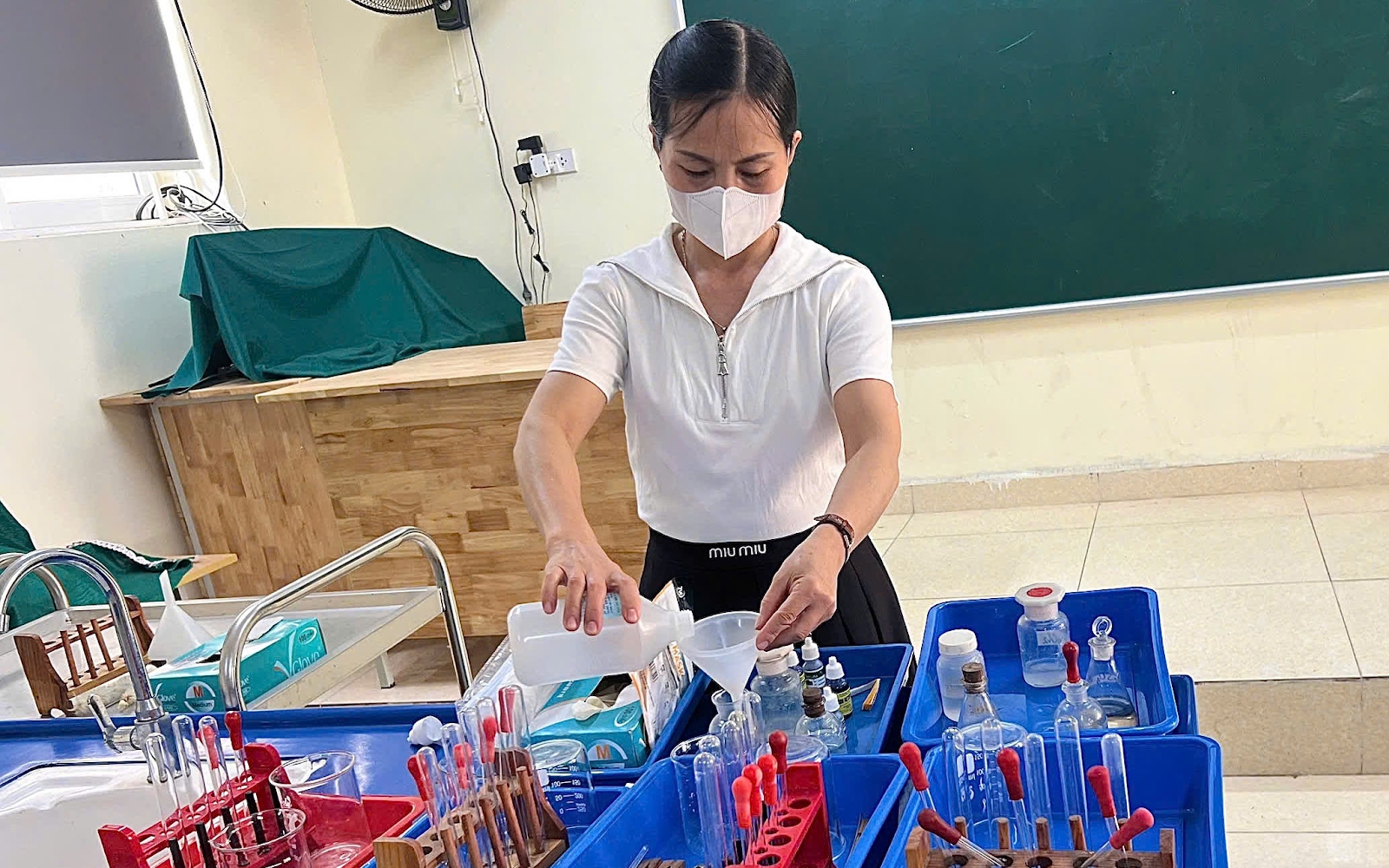 Vị trí nhân viên thiết bị trường THCS và tiểu học có tương đồng?