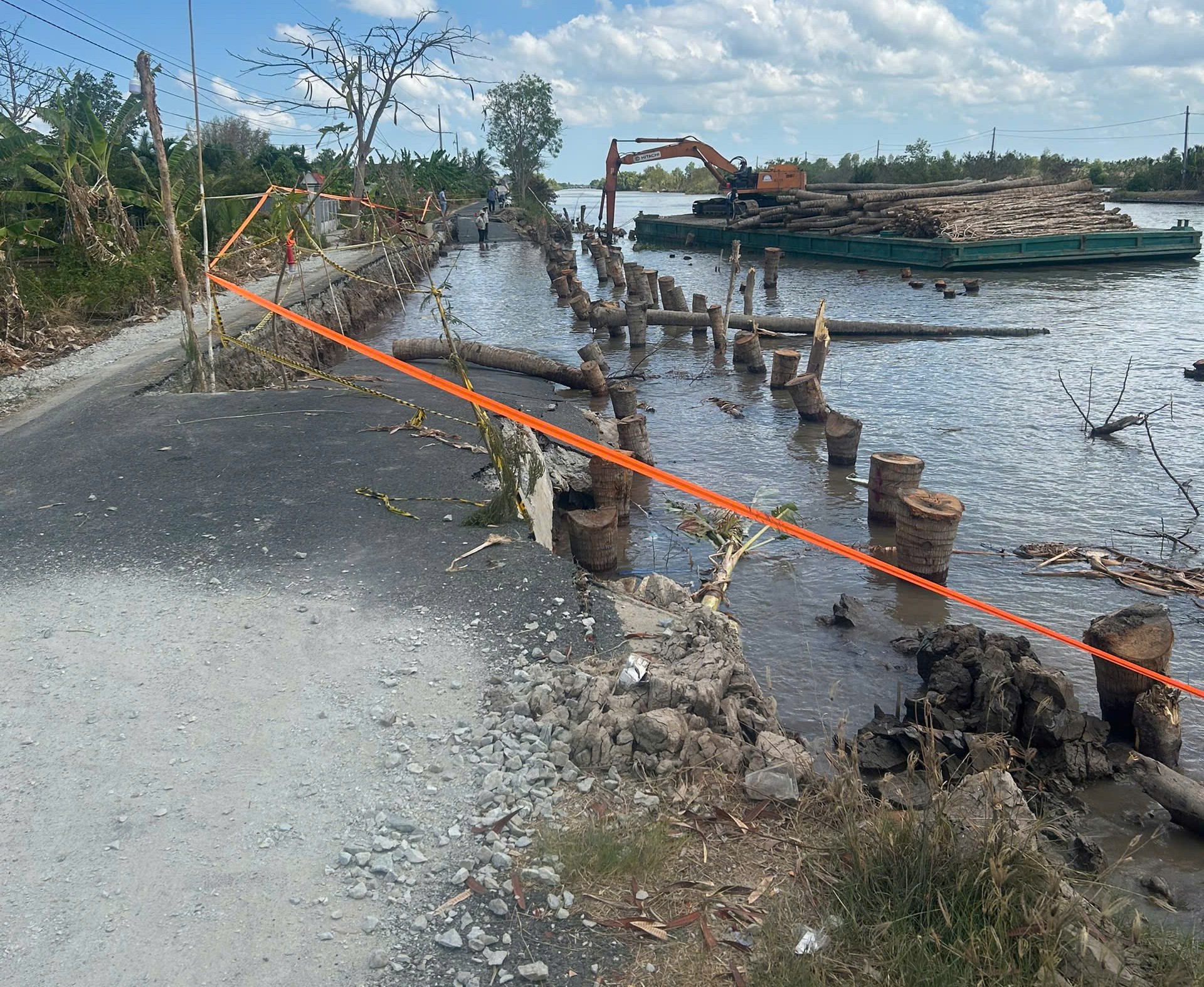 Sạt lở liên tiếp ở Cà Mau, thiệt hại hàng tỷ đồng, khẩn trương hỗ trợ người dân mất nhà- Ảnh 2.