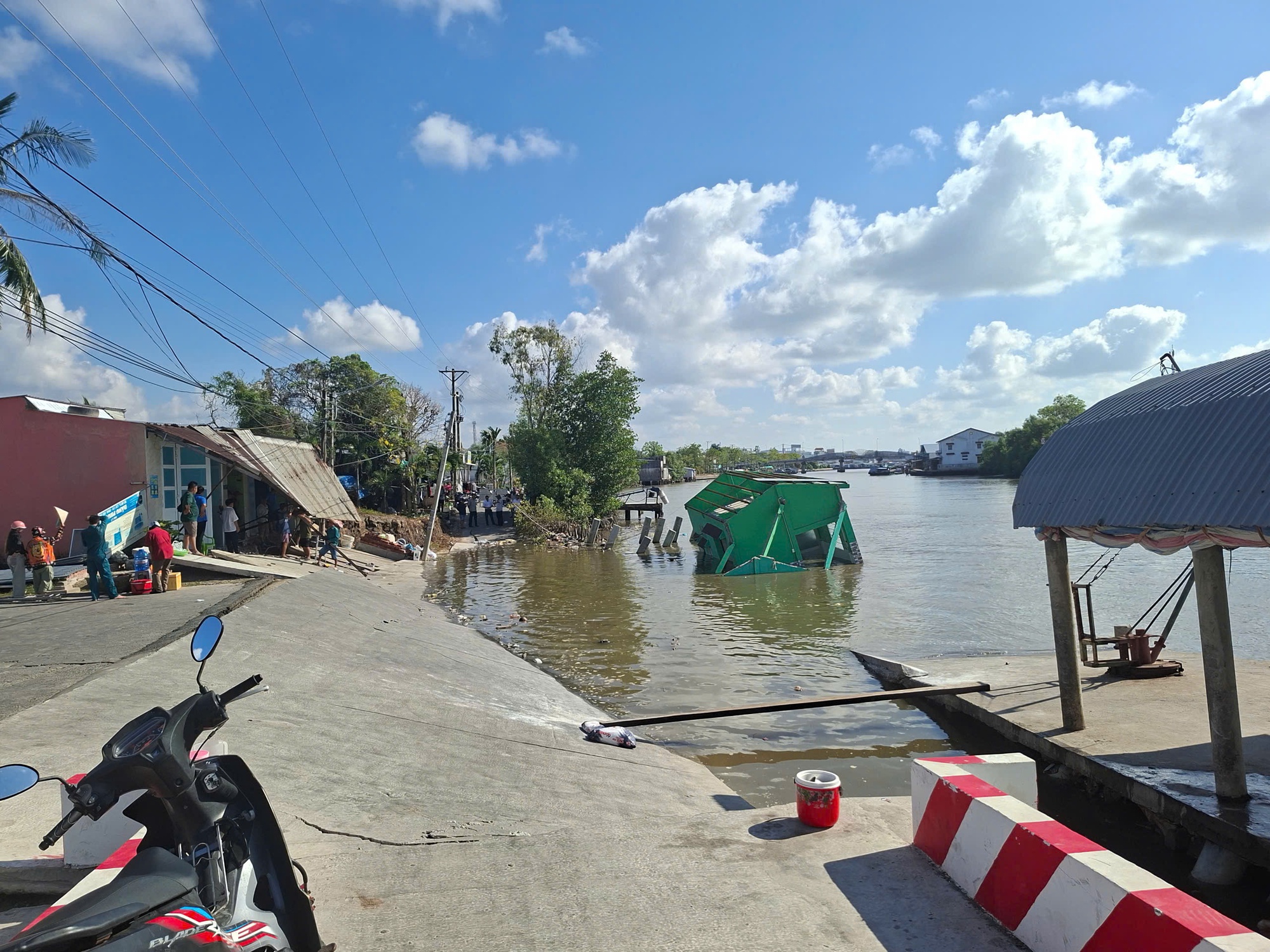 Sạt lở liên tiếp ở Cà Mau, thiệt hại hàng tỷ đồng, khẩn trương hỗ trợ người dân mất nhà- Ảnh 1.
