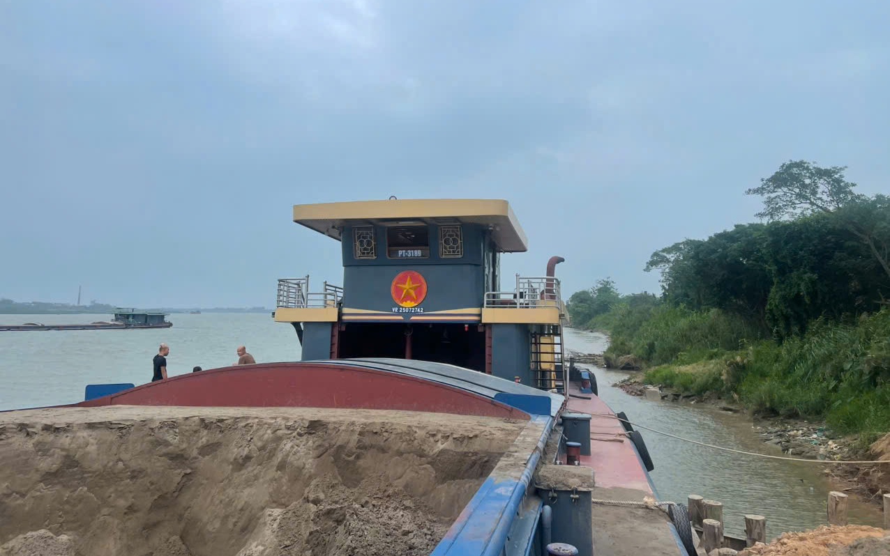 Phát hiện, xử lý nhiều vụ khai thác, vận chuyển cát không rõ nguồn gốc trên sông Hồng