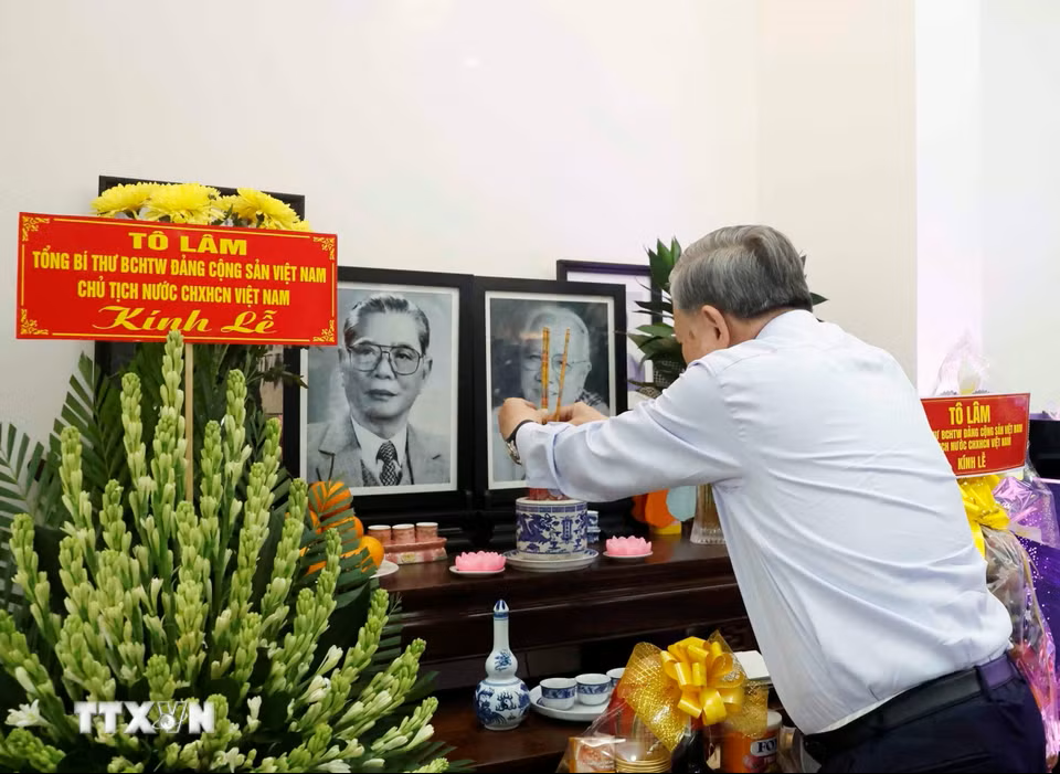 Tổng Bí thư, Chủ tịch nước dâng hương tưởng nhớ các đồng chí lãnh đạo tiền bối- Ảnh 3.